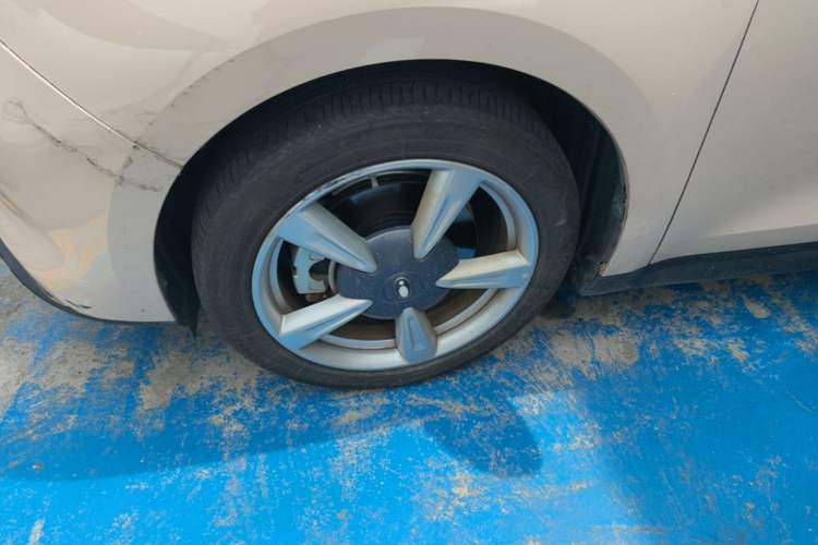 Used ORA Good Cat 2023 401 km Standard Range Luxury Version Lithium Iron Phosphate Left Front Wheel Hub