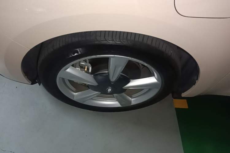 Used ORA Good Cat 2023 401 km Standard Range Prestige Version Lithium Iron Phosphate Left Front Wheel Hub