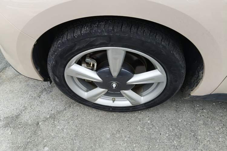Used ORA Good Cat 2023 401 km Standard Range Luxury Version Lithium Iron Phosphate Left Front Wheel Hub