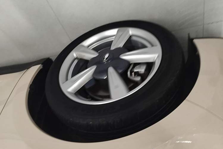 Used ORA Good Cat 2023 401 km Standard Range Luxury Version Lithium Iron Phosphate Left Front Wheel Hub