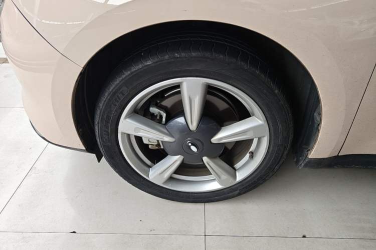 Used ORA Good Cat 2023 401 km Standard Range Premium Version Lithium Iron Phosphate Left Front Wheel Hub