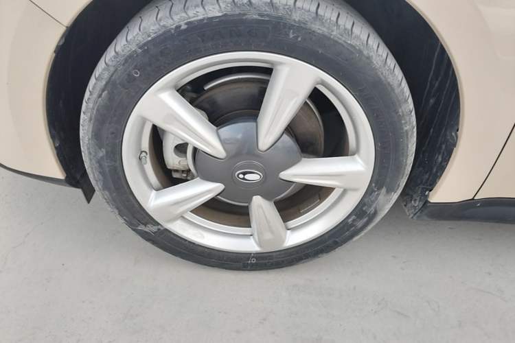 Used ORA Good Cat 2023 401 km Standard Range Prestige Version Lithium Iron Phosphate Left Front Wheel Hub