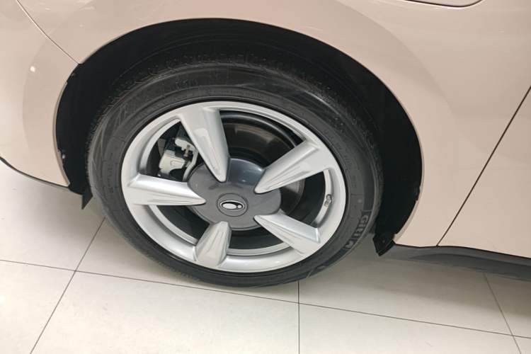 Used ORA Good Cat 2023 401 km Standard Range Premium Version Lithium Iron Phosphate Left Front Wheel Hub
