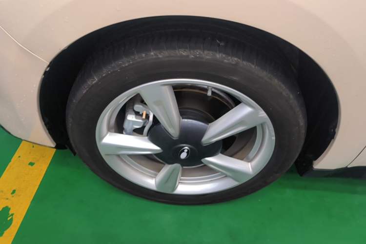 Used ORA Good Cat 2023 401 km Standard Range Luxury Version Lithium Iron Phosphate Left Front Wheel Hub