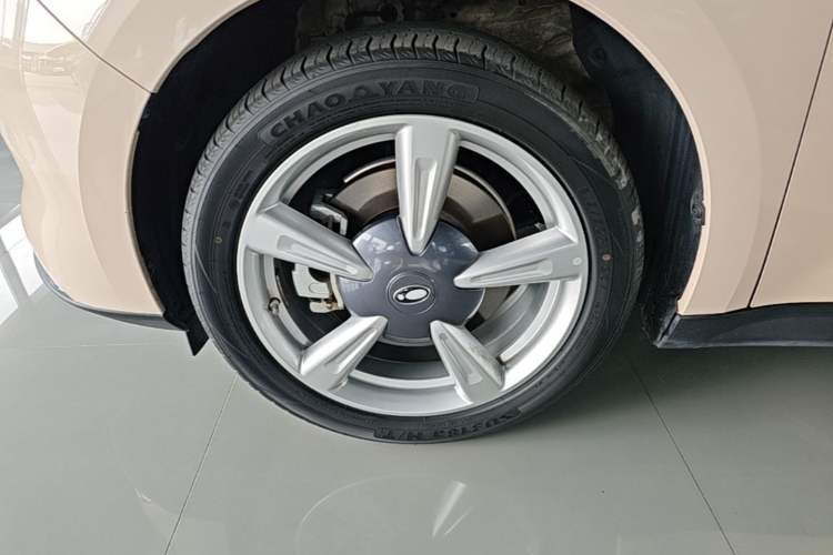 Used ORA Good Cat 2023 401 km Standard Range Luxury Version Lithium Iron Phosphate Left Front Wheel Hub