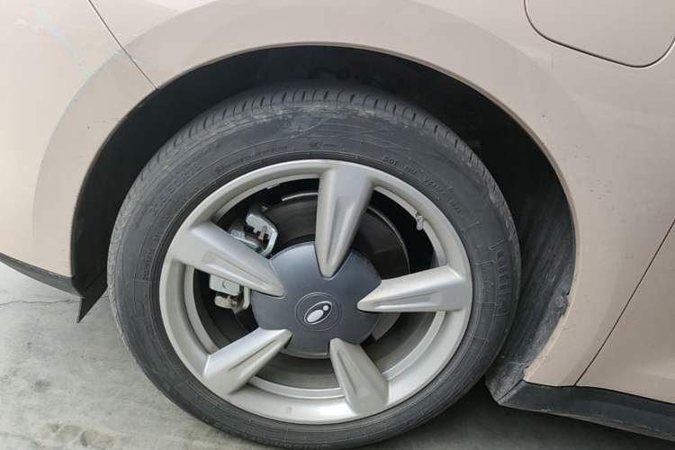 Used ORA Good Cat 2023 401 km Standard Range Premium Version Lithium Iron Phosphate Left Front Wheel Hub
