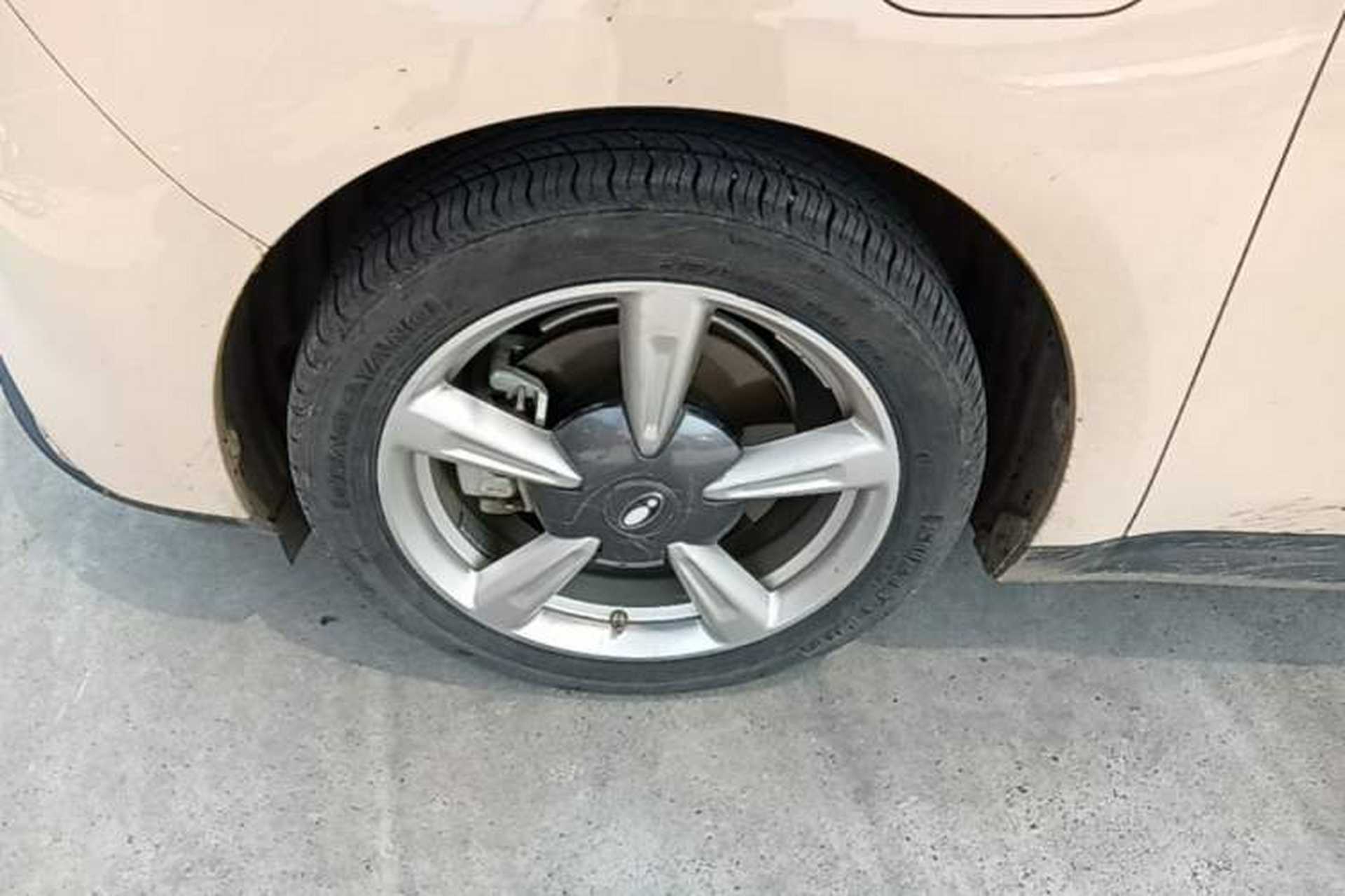 Used ORA Good Cat 2023 401 km Standard Range Luxury Version Lithium Iron Phosphate Left Front Wheel Hub