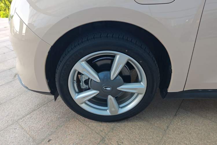 Used ORA Good Cat 2023 401 km Standard Range Comfort Version Lithium Iron Phosphate Left Front Wheel Hub