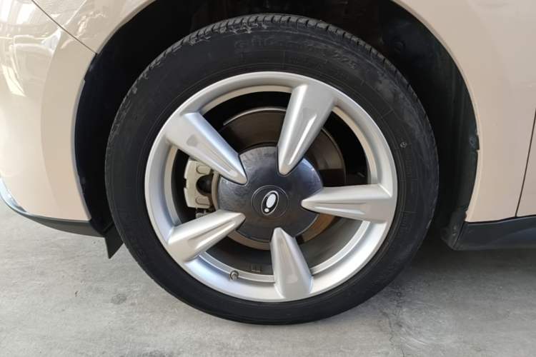 Used ORA Good Cat 2023 401 km Standard Range Premium Version Lithium Iron Phosphate Left Front Wheel Hub