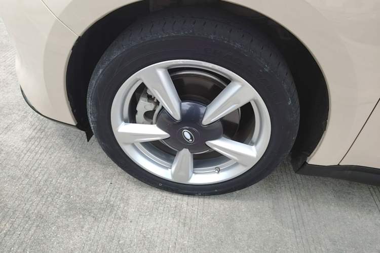 Used ORA Good Cat 2023 401 km Standard Range Luxury Version Lithium Iron Phosphate Left Front Wheel Hub