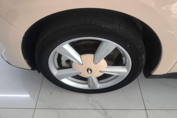 Used ORA Good Cat 2023 401 km Standard Range Luxury Version Lithium Iron Phosphate Left Front Wheel Hub