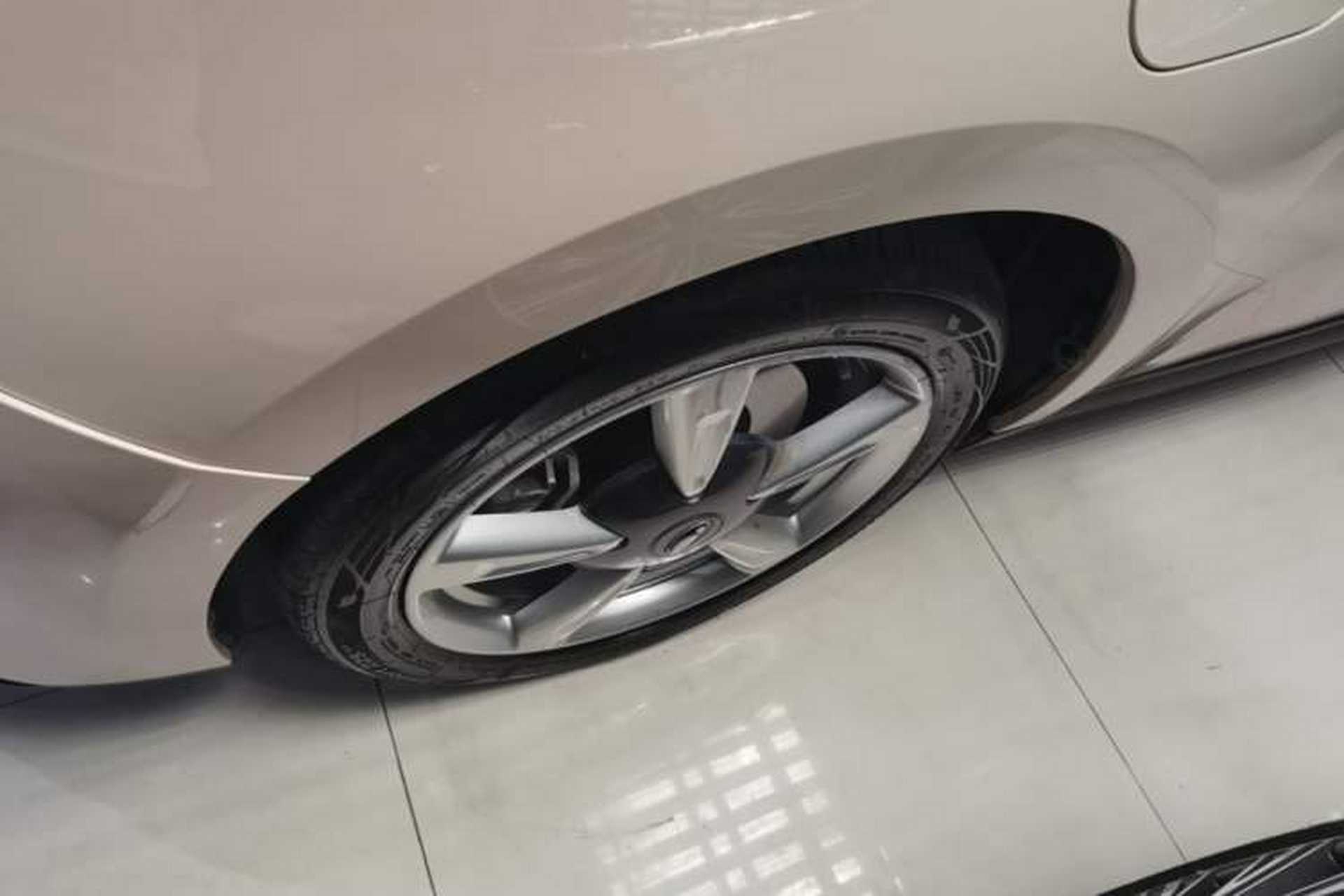 Used ORA Good Cat 2023 401 km Standard Range Luxury Version Lithium Iron Phosphate Left Front Wheel Hub