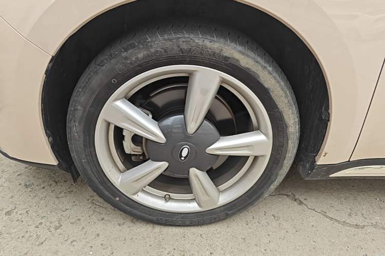 Used ORA Good Cat 2023 401 km Standard Range Premium Version Lithium Iron Phosphate Left Front Wheel Hub