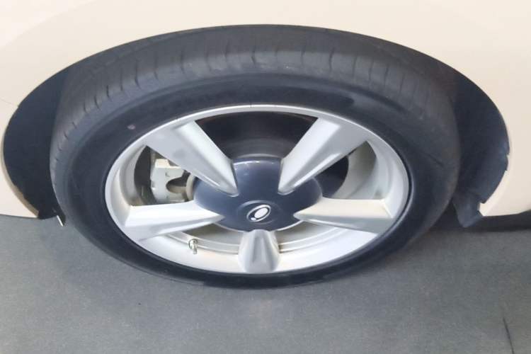 Used ORA Good Cat 2023 401 km Standard Range Luxury Version Lithium Iron Phosphate Left Front Wheel Hub