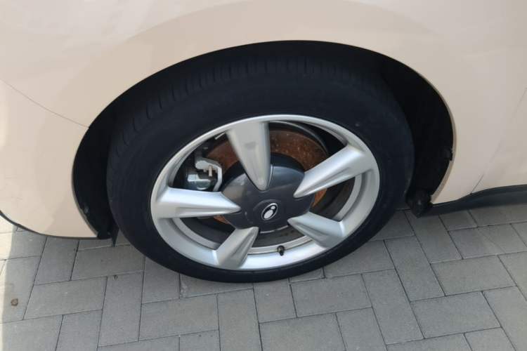 Used ORA Good Cat 2023 401 km Standard Range Comfort Version Lithium Iron Phosphate Left Front Wheel Hub