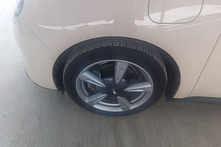 Used ORA Good Cat 2023 401 km Standard Range Comfort Version Lithium Iron Phosphate Left Front Wheel Hub