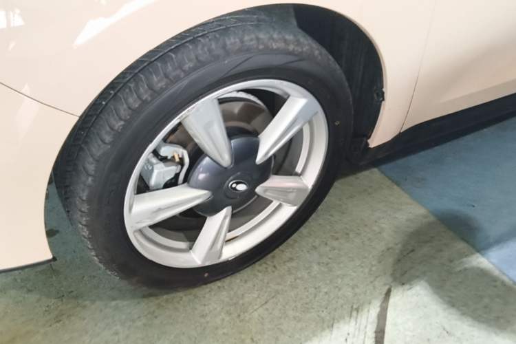 Used ORA Good Cat 2023 401 km Standard Range Luxury Version Lithium Iron Phosphate Left Front Wheel Hub