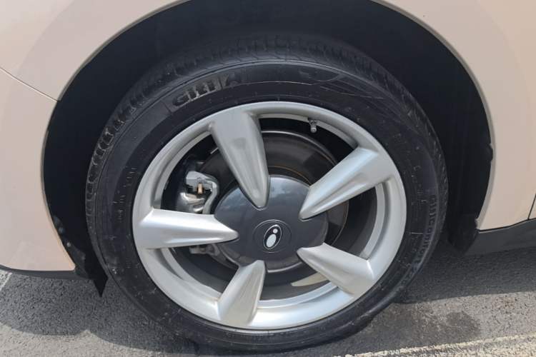 Used ORA Good Cat 2023 401 km Standard Range Luxury Version Lithium Iron Phosphate Left Front Wheel Hub