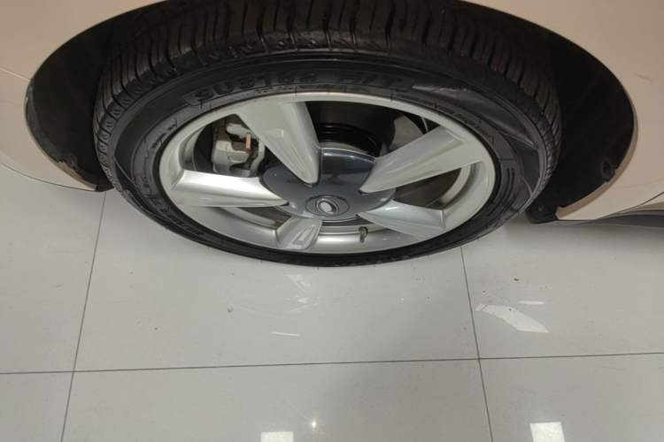 Used ORA Good Cat 2023 401 km Standard Range Luxury Version Lithium Iron Phosphate Left Front Wheel Hub