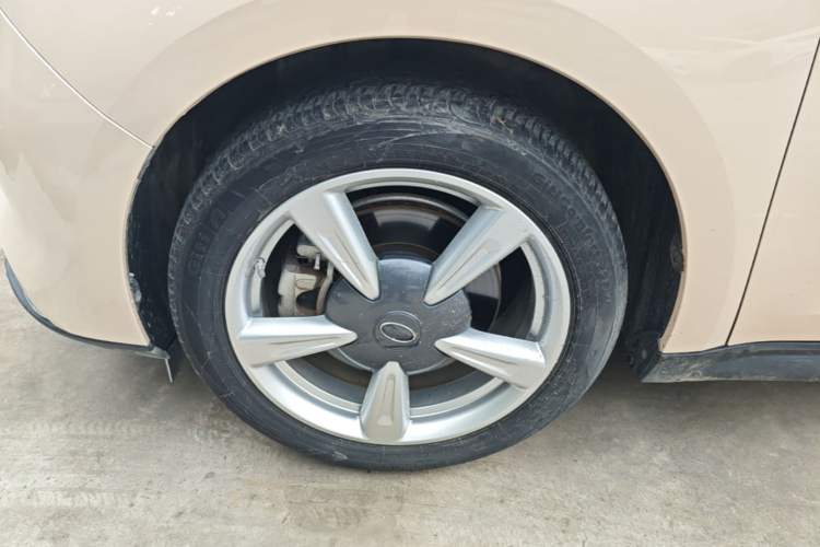 Used ORA Good Cat 2023 401 km Standard Range Luxury Version Lithium Iron Phosphate Left Front Wheel Hub