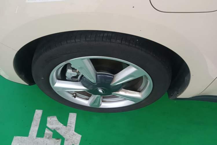 Used ORA Good Cat 2023 401 km Standard Range Premium Version Lithium Iron Phosphate Left Front Wheel Hub