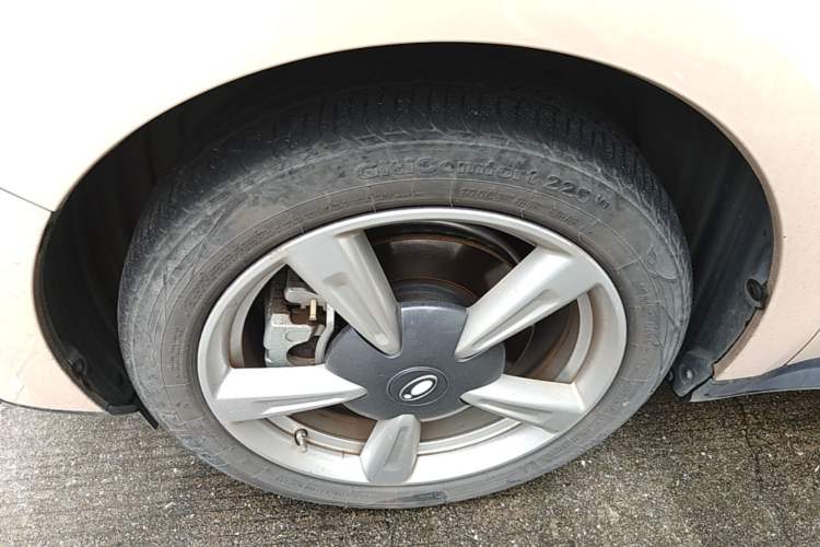 Used ORA Good Cat 2023 401 km Standard Range Comfort Version Lithium Iron Phosphate Left Front Wheel Hub