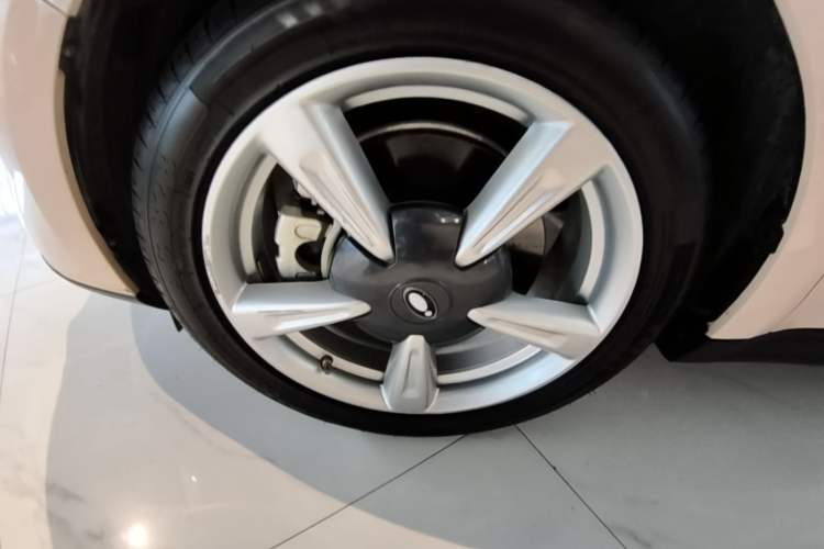 Used ORA Good Cat 2023 401 km Standard Range Premium Version Lithium Iron Phosphate Left Front Wheel Hub