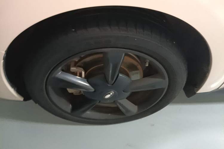 Used ORA Good Cat 2023 401 km Standard Range Luxury Version Lithium Iron Phosphate Left Front Wheel Hub