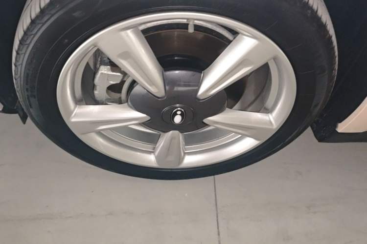 Used ORA Good Cat 2023 401 km Standard Range Premium Version Lithium Iron Phosphate Left Front Wheel Hub