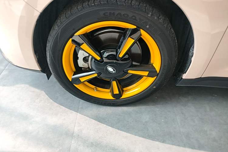 Used ORA Good Cat 2023 401 km Standard Range Prestige Version Lithium Iron Phosphate Left Front Wheel Hub