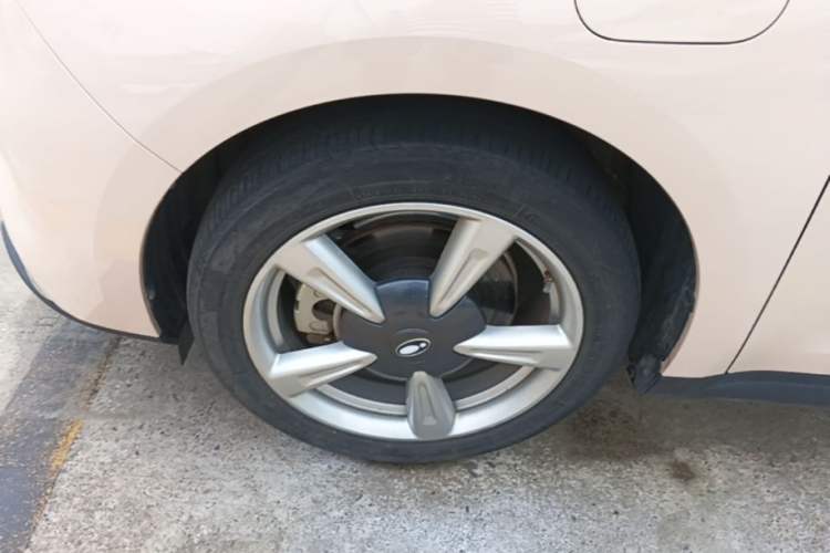 Used ORA Good Cat 2023 401 km Standard Range Comfort Version Lithium Iron Phosphate Left Front Wheel Hub