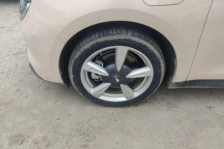 Used ORA Good Cat 2023 401 km Standard Range Luxury Version Lithium Iron Phosphate Left Front Wheel Hub