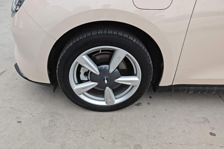 Used ORA Good Cat 2023 401 km Standard Range Premium Version Lithium Iron Phosphate Left Front Wheel Hub