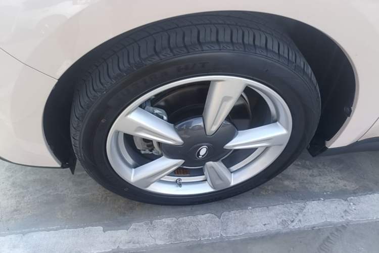 Used ORA Good Cat 2023 401 km Standard Range Premium Version Lithium Iron Phosphate Left Front Wheel Hub