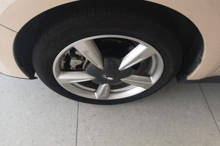 Used ORA Good Cat 2023 401 km Standard Range Premium Version Lithium Iron Phosphate Left Front Wheel Hub