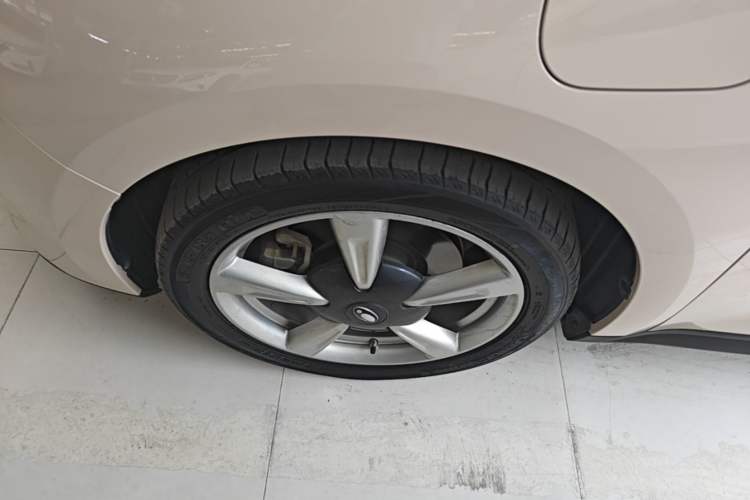 Used ORA Good Cat 2023 401 km Standard Range Luxury Version Lithium Iron Phosphate Left Front Wheel Hub