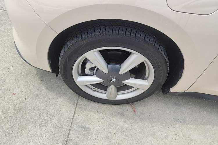 Used ORA Good Cat 2023 401 km Standard Range Luxury Version Lithium Iron Phosphate Left Front Wheel Hub