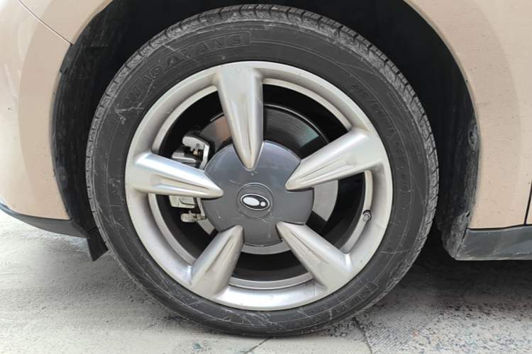 Used ORA Good Cat 2023 401 km Standard Range Luxury Version Lithium Iron Phosphate Left Front Wheel Hub