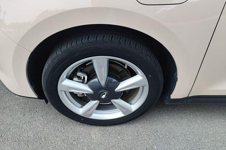 Used ORA Good Cat 2023 401 km Standard Range Luxury Version Lithium Iron Phosphate Left Front Wheel Hub