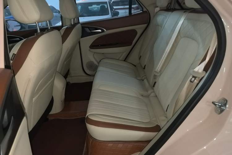 Used ORA Good Cat 2023 401 km Standard Range Luxury Version Lithium Iron Phosphate Left Rear Seat