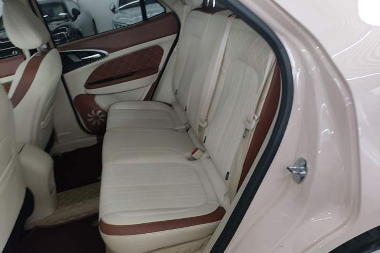 Used ORA Good Cat 2023 401 km Standard Range Premium Version Lithium Iron Phosphate Left Rear Seat