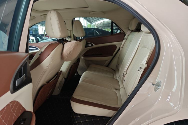Used ORA Good Cat 2023 401 km Standard Range Premium Version Lithium Iron Phosphate Left Rear Seat