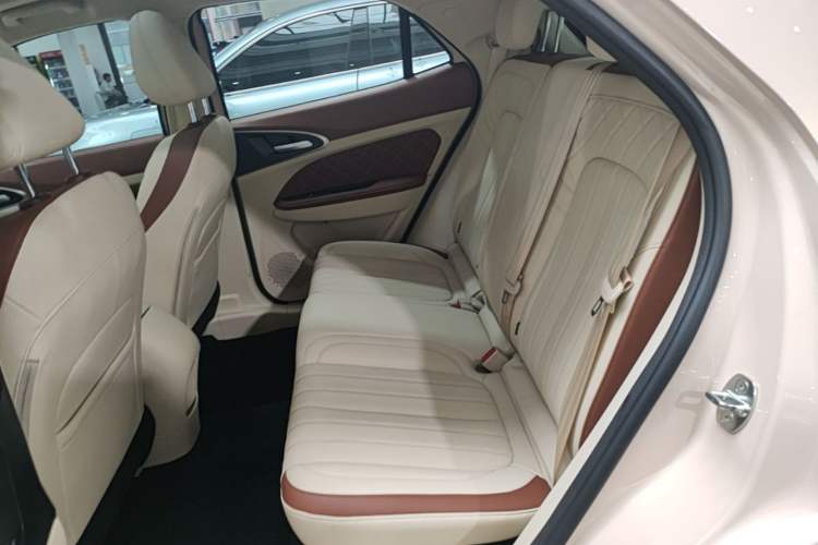Used ORA Good Cat 2023 401 km Standard Range Premium Version Lithium Iron Phosphate Left Rear Seat