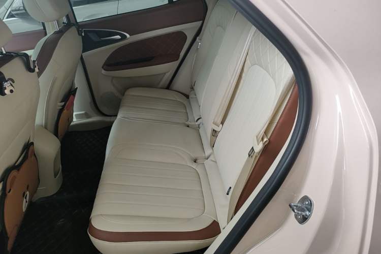 Used ORA Good Cat 2023 401 km Standard Range Premium Version Lithium Iron Phosphate Left Rear Seat