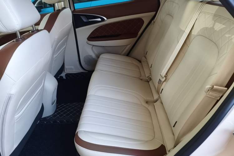 Used ORA Good Cat 2023 401 km Standard Range Premium Version Lithium Iron Phosphate Left Rear Seat