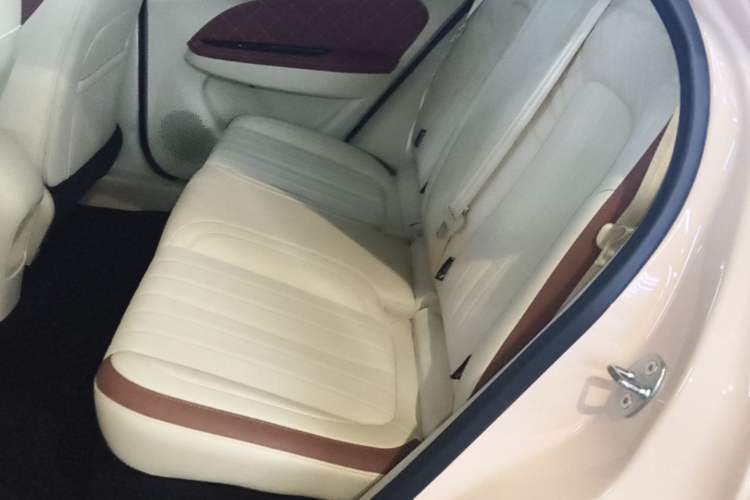 Used ORA Good Cat 2023 401 km Standard Range Luxury Version Lithium Iron Phosphate Left Rear Seat