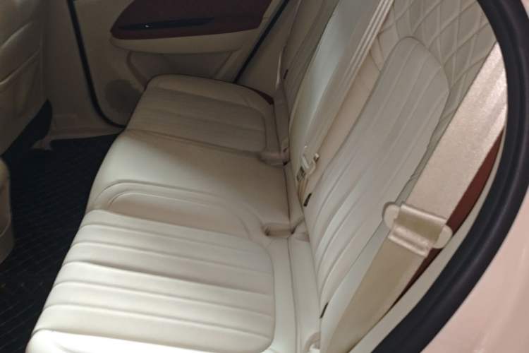 Used ORA Good Cat 2023 401 km Standard Range Premium Version Lithium Iron Phosphate Left Rear Seat