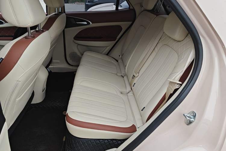 Used ORA Good Cat 2023 401 km Standard Range Premium Version Lithium Iron Phosphate Left Rear Seat