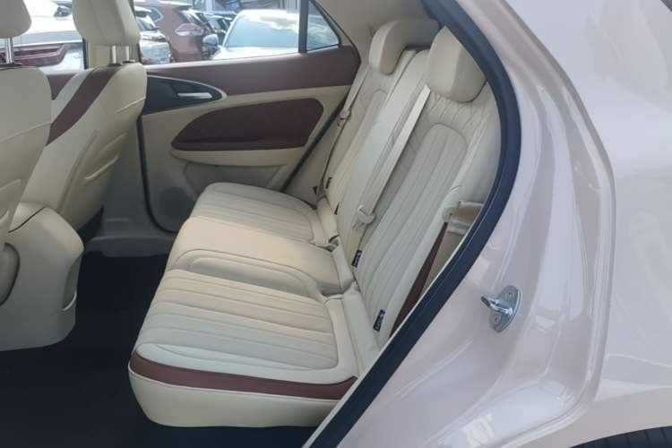 Used ORA Good Cat 2023 401 km Standard Range Premium Version Lithium Iron Phosphate Left Rear Seat