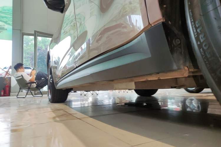 Used ORA Good Cat 2023 401 km Standard Range Luxury Version Lithium Iron Phosphate Left Side Sill